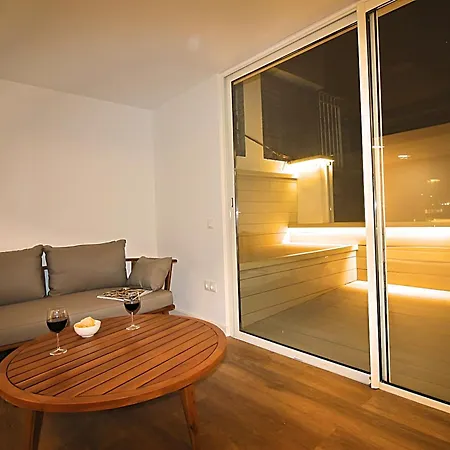 Apartment Our Penthouse With Jacuzzi Close To Paseo De Gracia Barcelona